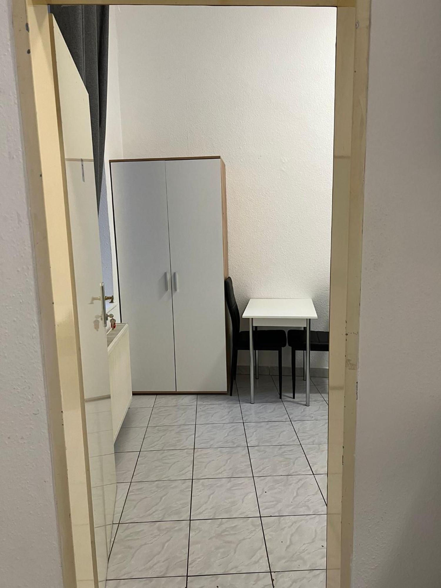 Lovely 3br Aptbshared Next To Meidling Station Apartment