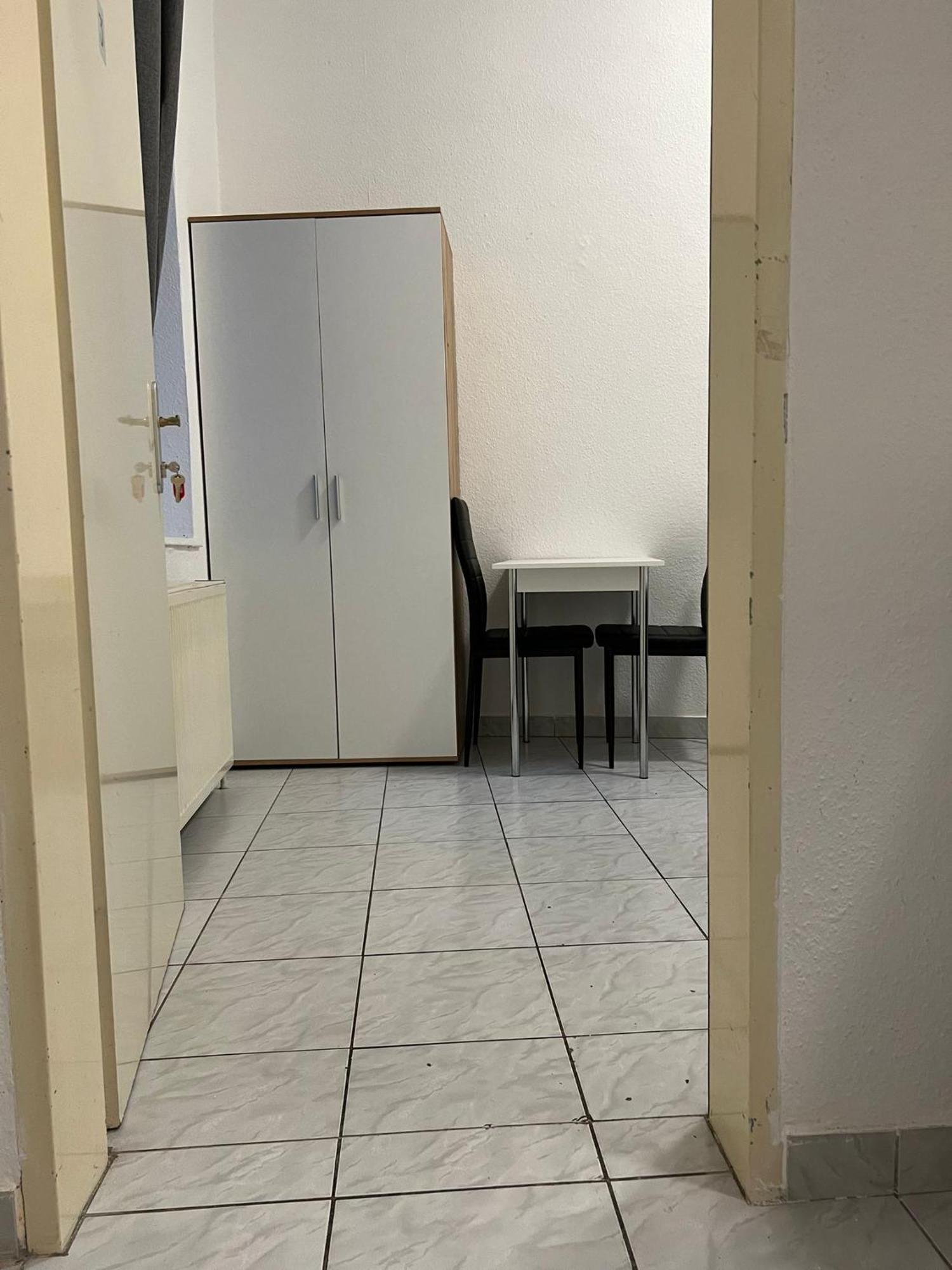 Apartment Lovely 3br Aptbshared Next To Meidling Station